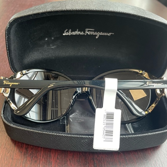 Ferragamo sunglasses NEW - Picture 2 of 2